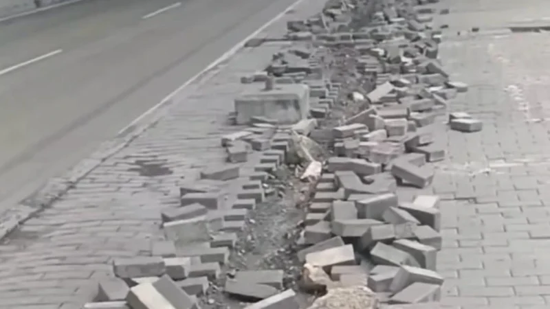 Paving block trotoar dibongkar dan kabel Penerangan Jalan Umum (PJU) terlihat terbuka di Jalan Raya Cilincing, Jakarta Utara, diduga akibat pencurian kabel lampu jalan.. (Posnews/Ist)