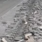 Paving block trotoar dibongkar dan kabel Penerangan Jalan Umum (PJU) terlihat terbuka di Jalan Raya Cilincing, Jakarta Utara, diduga akibat pencurian kabel lampu jalan.. (Posnews/Ist)