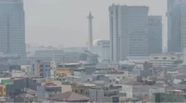 Pemandangan kota Jakarta pagi hari dengan kabut polusi. (Posnews/greenpeace.org)