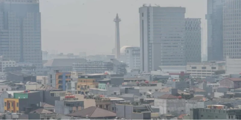 Pemandangan kota Jakarta pagi hari dengan kabut polusi. (Posnews/greenpeace.org)