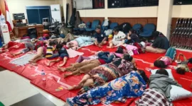 Ratusan warga Semper Timur mengungsi akibat banjir. (Posnews/MR)
