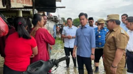 Wapres Gibran meninjau pos pengungsian banjir di Desa Srimukti, Bekasi, didampingi Polres Metro Bekasi. (Posnews/Ist)