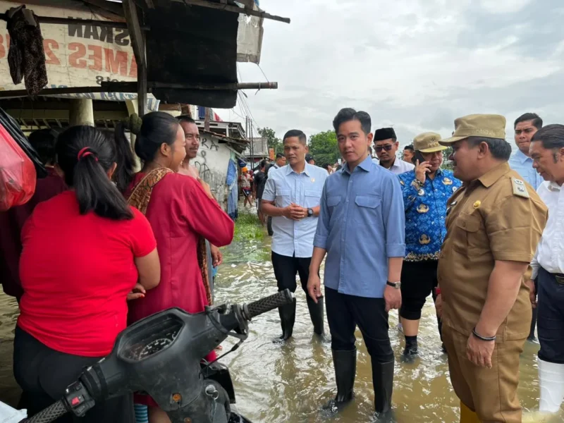 Wapres Gibran meninjau pos pengungsian banjir di Desa Srimukti, Bekasi, didampingi Polres Metro Bekasi. (Posnews/Ist)