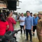 Wapres Gibran meninjau pos pengungsian banjir di Desa Srimukti, Bekasi, didampingi Polres Metro Bekasi. (Posnews/Ist)