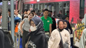 Penumpang di stasiun kereta api PT KAI.
(Posnews/Net)
