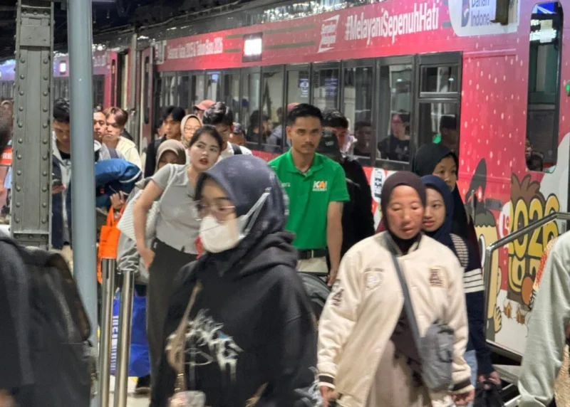 Suasana penumpang di Stasiun Pasar Senen Jakarta saat PT KAI mengoperasikan kereta api tambahan untuk melayani arus mudik Lebaran 2026.
(Posnews/Net)