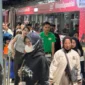 Suasana penumpang di Stasiun Pasar Senen Jakarta saat PT KAI mengoperasikan kereta api tambahan untuk melayani arus mudik Lebaran 2026.
(Posnews/Net)