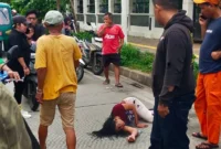 Perempuan tergeletak di jalan kawasan Danau Cincin Tanjung Priok Jakarta Utara yang sempat viral dan dipastikan polisi bukan korban jambret. (Posnews/MR)