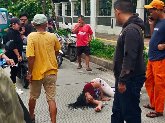 Perempuan tergeletak di jalan kawasan Danau Cincin Tanjung Priok Jakarta Utara yang sempat viral dan dipastikan polisi bukan korban jambret. (Posnews/MR)