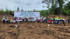 Karyawan dan warga Sumedang ikut serta dalam penanaman 1.000 pohon PT Kordon Putra Sinergi. (Posnews/Ist)