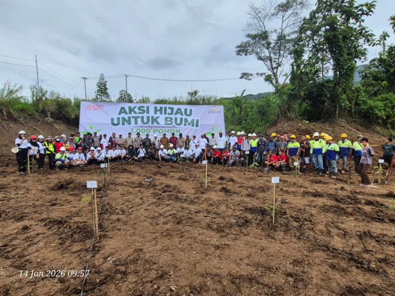 Karyawan dan warga Sumedang ikut serta dalam penanaman 1.000 pohon PT Kordon Putra Sinergi. (Posnews/Ist)