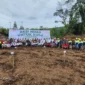 Karyawan dan warga Sumedang ikut serta dalam penanaman 1.000 pohon PT Kordon Putra Sinergi. (Posnews/Ist)