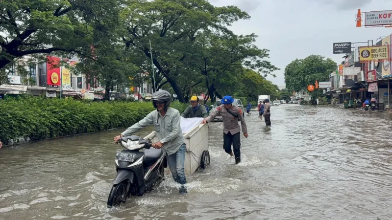 Personel SAR Polda Metro Jaya Sigap Evakuasi Warga Terdampak Banjir di Jakarta. (Posnews/Ist)