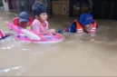 Personel Siaga SAR Ditpolairud Polda Metro Jaya mengevakuasi anak kecil terdampak banjir setinggi dua meter di Kebon Pala, Jakarta Timur. (Posnews/Ist)