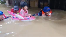 Personel Siaga SAR Ditpolairud Polda Metro Jaya mengevakuasi anak kecil terdampak banjir setinggi dua meter di Kebon Pala, Jakarta Timur. (Posnews/Ist)