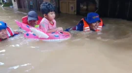Personel Siaga SAR Ditpolairud Polda Metro Jaya mengevakuasi anak kecil terdampak banjir setinggi dua meter di Kebon Pala, Jakarta Timur. (Posnews/Ist)