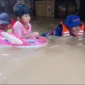 Personel Siaga SAR Ditpolairud Polda Metro Jaya mengevakuasi anak kecil terdampak banjir setinggi dua meter di Kebon Pala, Jakarta Timur. (Posnews/Ist)