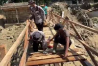 Personel Brimob Polda Sumbar membangun jembatan darurat penghubung Nagari Kataping dan Sungai Buluah di Padang Pariaman untuk memulihkan akses warga. (Posnews/Ist)
