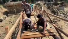 Jembatan darurat di Aceh putus akibat banjir deras menyebabkan desa terisolasi. Dok:Posnews/Ist