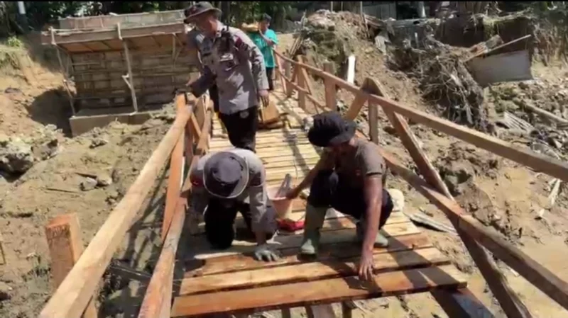 Personel Brimob Polda Sumbar membangun jembatan darurat penghubung Nagari Kataping dan Sungai Buluah di Padang Pariaman untuk memulihkan akses warga. (Posnews/Ist)
