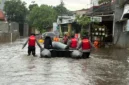 Ilustrasi, Petugas mengevakuasi warga saat banjir merendam puluhan RT dan tiga ruas jalan di Jakarta pada Selasa 5 Mei 2026. (Posnews/Ist)