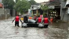 Ilustrasi, Petugas mengevakuasi warga saat banjir merendam puluhan RT dan tiga ruas jalan di Jakarta pada Selasa 5 Mei 2026. (Posnews/Ist)