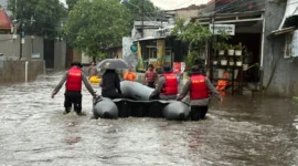 Ilustrasi, Petugas mengevakuasi warga saat banjir merendam puluhan RT dan tiga ruas jalan di Jakarta pada Selasa 5 Mei 2026. (Posnews/Ist)