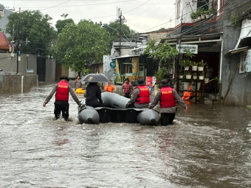 Ilustrasi, personel Samapta Polda Metro Jaya mengevakuasi warga terdampak banjir di Asrama Polisi Pondok Karya, Jakarta Selatan. (Posnews/Ist)