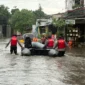 Ilustrasi, Petugas mengevakuasi warga saat banjir merendam puluhan RT dan tiga ruas jalan di Jakarta pada Selasa 5 Mei 2026. (Posnews/Ist)