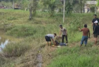 Personel Polres Tarakan mengevakuasi korban serangan buaya di Waduk Persemaian. (Posnews/Ist)