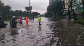 Personel Polda Metro Jaya mengamankan lokasi banjir dan mengatur lalu lintas di Jakarta. (Posnews/Ist)