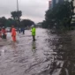 Personel Polda Metro Jaya mengamankan lokasi banjir dan mengatur lalu lintas di Jakarta. (Posnews/Ist)