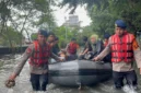 Personel Brimob Gegana mengevakuasi warga terjebak banjir di Komplek Golden Ville, Daan Mogot, Jakarta Barat. (Posnews/Ist)