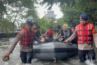 Personel Brimob Gegana mengevakuasi warga terjebak banjir di Komplek Golden Ville, Daan Mogot, Jakarta Barat. (Posnews/Ist)