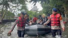 Ilustrasi, personel Brimob Gegana mengevakuasi warga terjebak banjir di Jakarta Barat. Posnews/Ist)