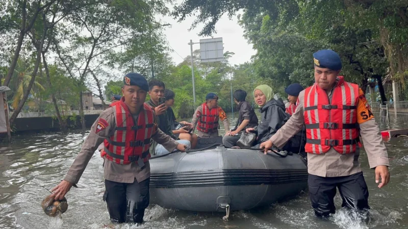 Personel Brimob Gegana mengevakuasi warga terjebak banjir di Komplek Golden Ville, Daan Mogot, Jakarta Barat. (Posnews/Ist)