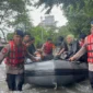 Ilustrasi, personel Brimob Gegana mengevakuasi warga terjebak banjir di Jakarta Barat. Posnews/Ist)