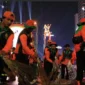 Petugas Pasukan Oranye DLH DKI Jakarta membersihkan sampah sisa perayaan Malam Tahun Baru 2026 di kawasan Bundaran HI, Jakarta. (Posnews/Dinas LH DKI)