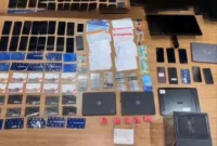 Petugas Bareskrim Polri menunjukkan barang bukti hasil pengungkapan jaringan judi online internasional dengan omzet ratusan miliar rupiah. (Posnews/Ist)