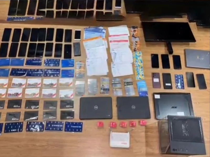 Petugas Bareskrim Polri menunjukkan barang bukti hasil pengungkapan jaringan judi online internasional dengan omzet ratusan miliar rupiah. (Posnews/Ist)