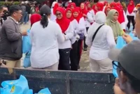 Petugas BNN memberikan pelatihan wirausaha dan vokasional kepada warga Berlan, Jakarta Timur, sebagai upaya membangun kampung bersih narkoba. (Posnews/BNN)
