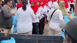 Petugas BNN memberikan pelatihan wirausaha dan vokasional kepada warga Berlan, Jakarta Timur, sebagai upaya membangun kampung bersih narkoba. (Posnews/BNN)