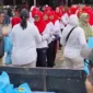 Petugas BNN memberikan pelatihan wirausaha dan vokasional kepada warga Berlan, Jakarta Timur, sebagai upaya membangun kampung bersih narkoba. (Posnews/BNN)