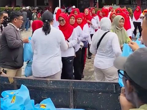 Petugas BNN memberikan pelatihan wirausaha dan vokasional kepada warga Berlan, Jakarta Timur, sebagai upaya membangun kampung bersih narkoba. (Posnews/BNN)