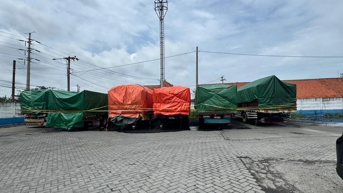 Petugas Polrestabes Semarang menyita ratusan ton bawang bombay ilegal tanpa dokumen karantina di Pelabuhan Tanjung Emas. (Posnews/Kementan)