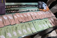 Petugas BNN menunjukkan barang bukti happy water dan liquid vape etomidate hasil penggerebekan dapur narkoba di apartemen Ancol, Jakarta Utara. (Posnews/BNN)