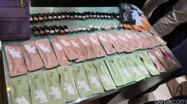 Petugas BNN menunjukkan barang bukti happy water dan liquid vape etomidate hasil penggerebekan dapur narkoba di apartemen Ancol, Jakarta Utara. (Posnews/BNN)