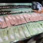 Petugas BNN menunjukkan barang bukti happy water dan liquid vape etomidate hasil penggerebekan dapur narkoba di apartemen Ancol, Jakarta Utara. (Posnews/BNN)