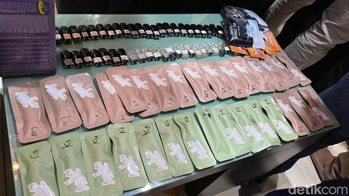 Petugas BNN menunjukkan barang bukti happy water dan liquid vape etomidate hasil penggerebekan dapur narkoba di apartemen Ancol, Jakarta Utara.