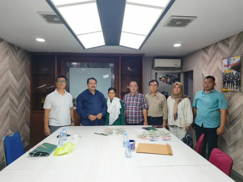 Petugas Bareskrim Polri dan Bea Cukai Bandara Soekarno-Hatta mengamankan pasutri asal Pakistan pelaku penyelundupan sabu dengan modus body packing